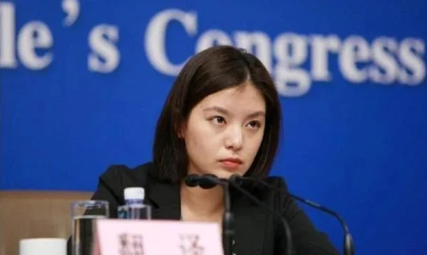 中美会谈，这个美女翻译官彻底火了！