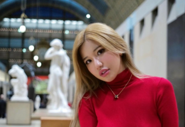 这个华人女孩在博物馆掀衣露乳拍照！英国人都看不下去！