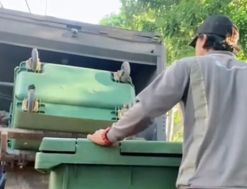 在新加坡捡垃圾也能月入过万？有人自曝月薪