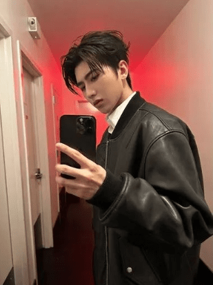 下周，蔡徐坤新加坡演唱会还开吗？疯狂女粉威胁封杀退籍！