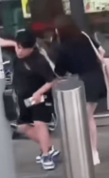 “快把护照还给我！”年轻男女大闹新加坡樟宜机场，网传是中国人？