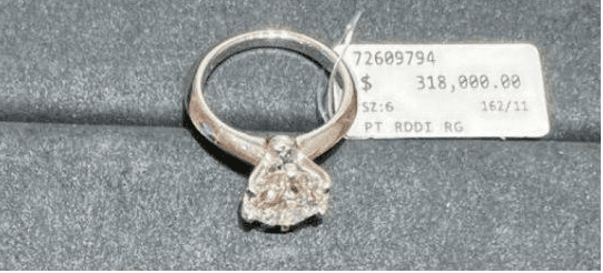 为偷价值31.8万新的钻戒，他三次飞来新加坡！作案当场被捕...