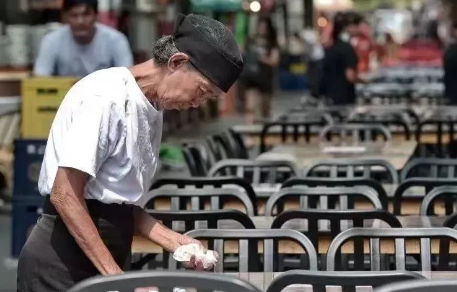 “妈妈每月都问我要1900新赡养费！”退休到底要多少钱才够？！他说：在新加坡养老是福气~