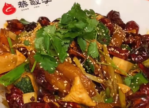 洋人都拒绝不了新加坡味道一绝这里半价吃 终于等来恭敬李香锅！
