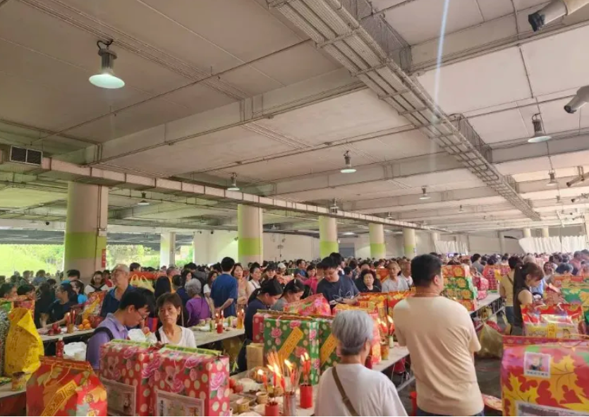 东西全烧了！新加坡华人这两天都在做这件事！有人半夜赶着去...