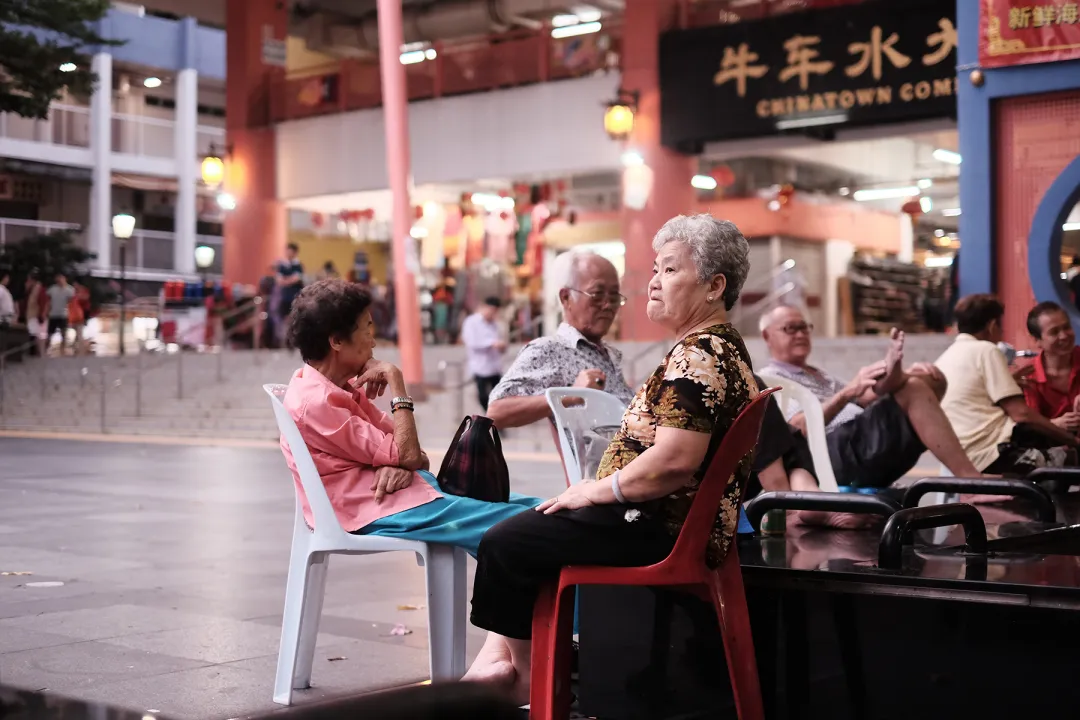 “你没有55万新币，就不能在新加坡退休养老？！”