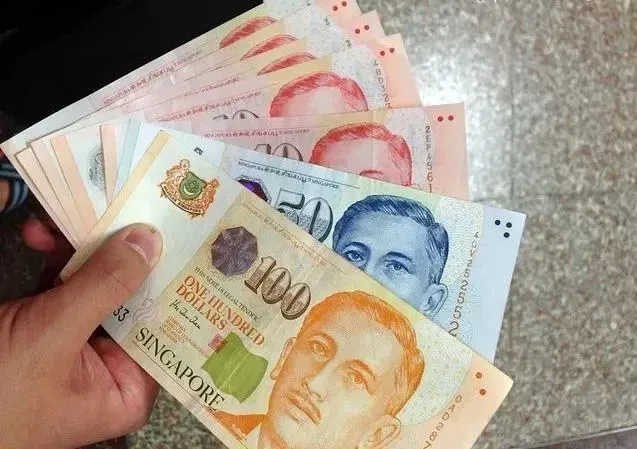 他拿着10000新币假钞，进了新加坡金文泰一家银行...