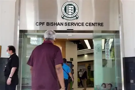 “人在新加坡年满55岁，是否该取出CPF存款？”