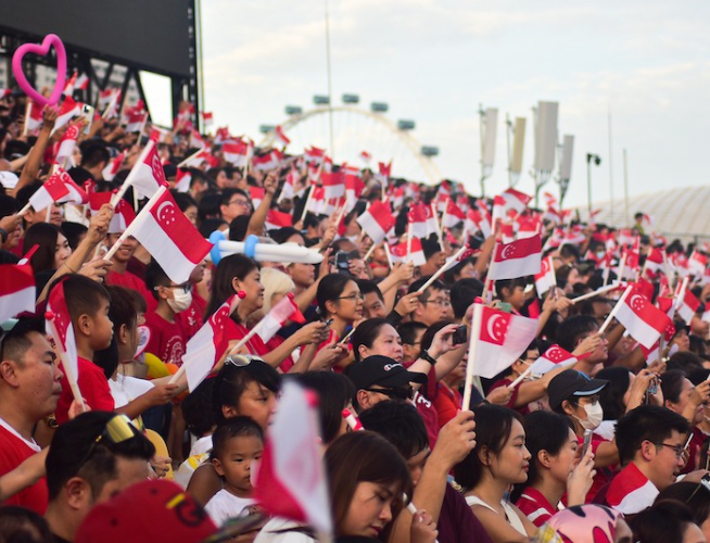 今天，新加坡全岛被染成红色！战斗机、坦克出动！黄循财总理重要讲话~