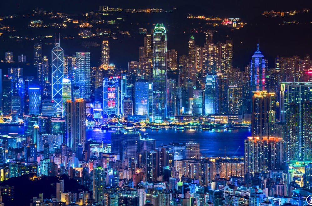 当新加坡驱赶了一批资金后，香港躺赢了