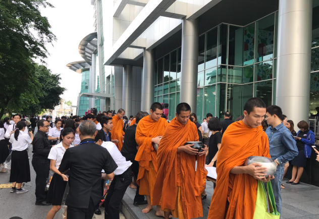 在新加坡当和尚，月薪5000新币—11000新币！可以办EP么？