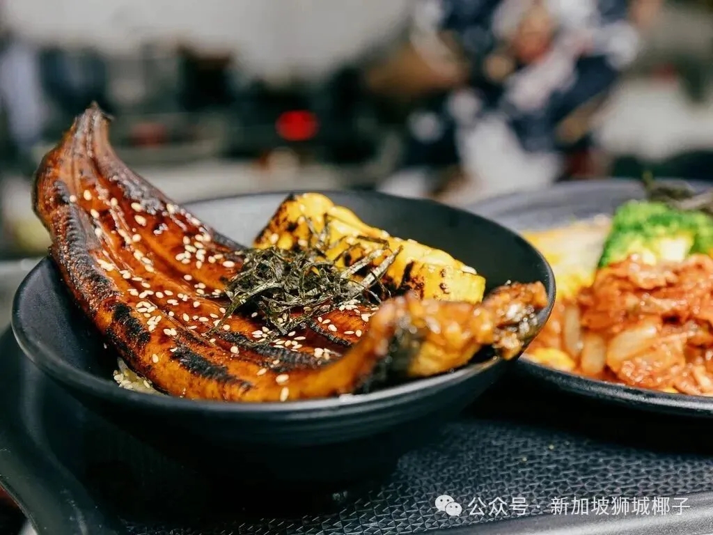 新加坡北部这家人气小贩中心，摊位多味道绝，平价美食吃到爽