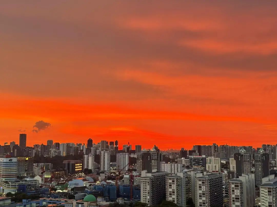 可能是包含下列内容的图片：地平线、摩天大楼、黎明和云