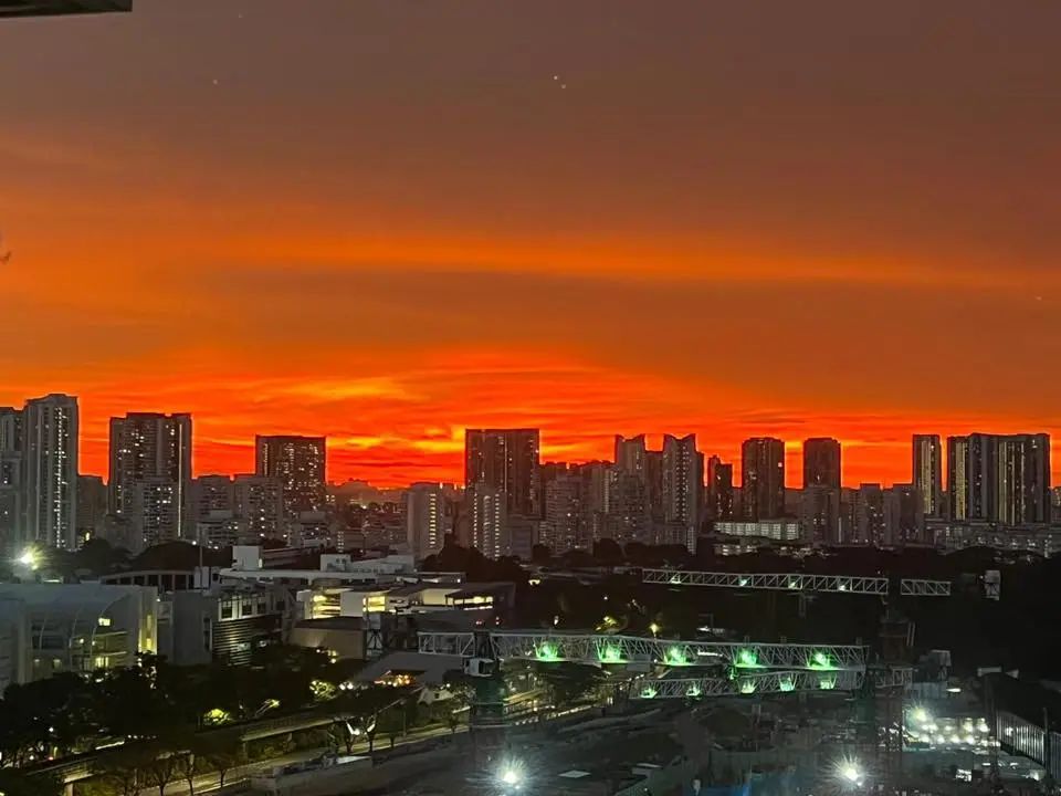 可能是包含下列内容的图片：地平线、黎明、摩天大楼和云