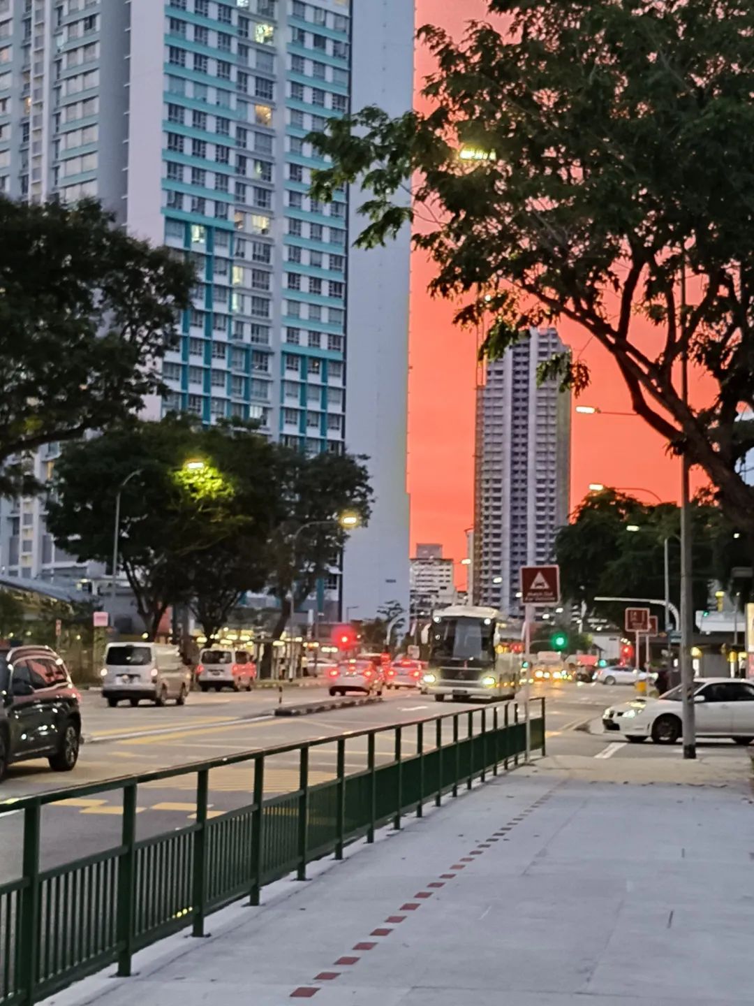 可能是包含下列内容的图片：摩天大楼、黎明和街道