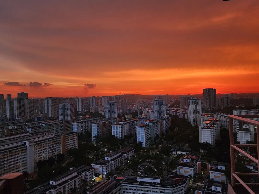 可能是包含下列内容的图片：摩天大楼、云、地平线和黎明