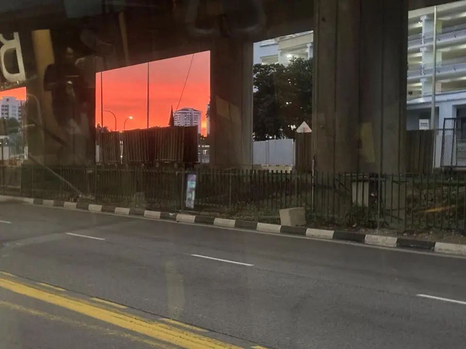可能是包含下列内容的图片：黎明
