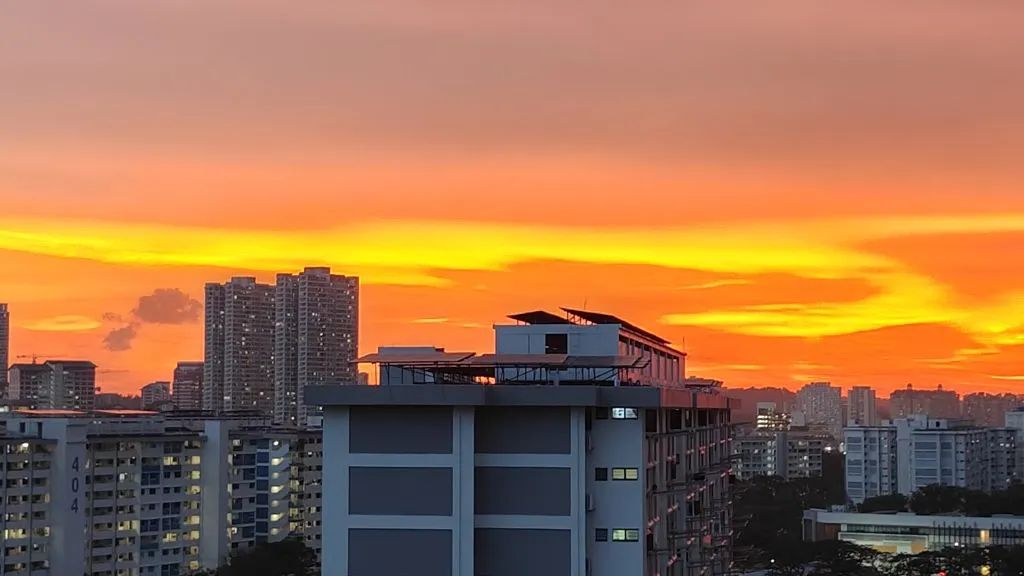可能是包含下列内容的图片：摩天大楼、地平线、黎明和云