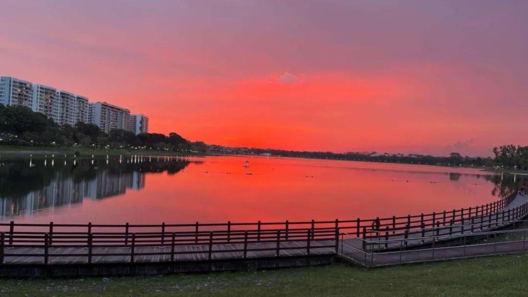 可能是包含下列内容的图片：湖泊、大自然、地平线和黎明