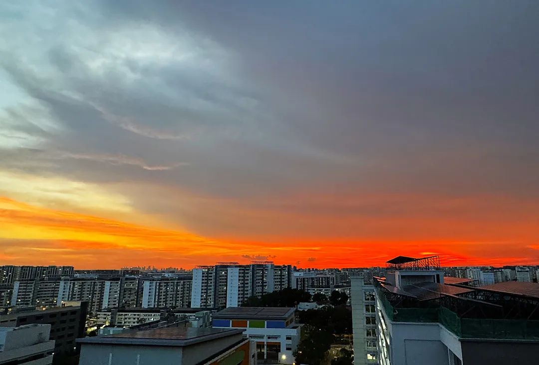 可能是包含下列内容的图片：黎明、地平线和云