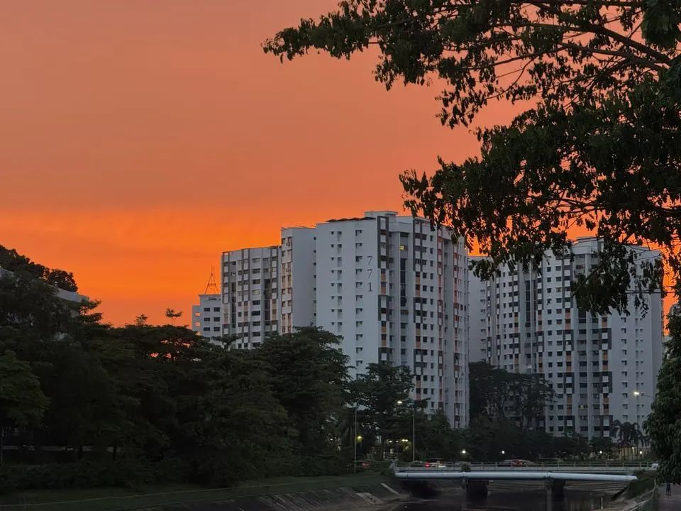可能是包含下列内容的图片：摩天大楼、黎明和云