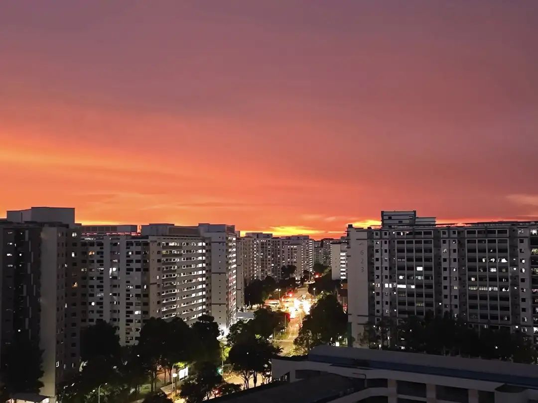 可能是包含下列内容的图片：黎明、地平线、摩天大楼和云