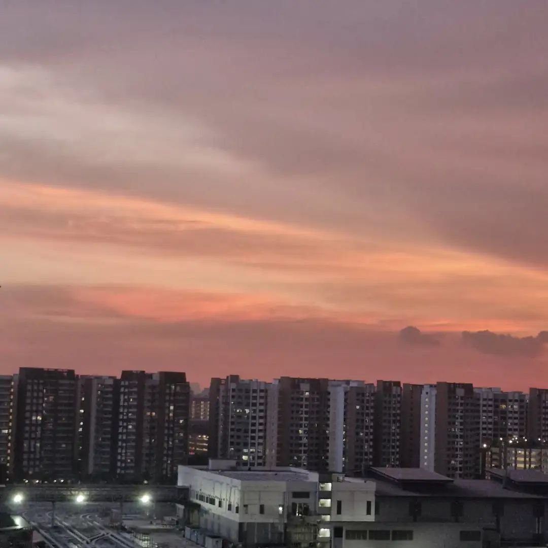 可能是包含下列内容的图片：黎明、地平线、云和摩天大楼