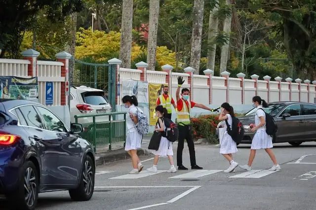r/singapore - Parents, stop chauffeuring your kid to school - get them to take public transport instead