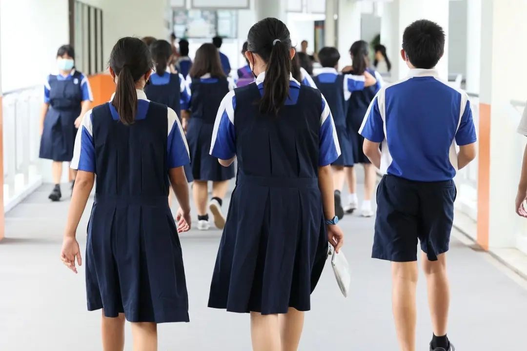 多一层布料太厚？ 家长：女儿目睹同学热晕，应是连身校裙惹的祸新闻打包- 红蚂蚁