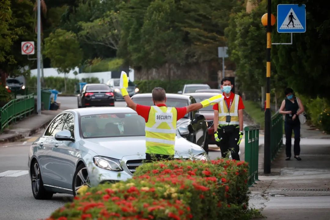 Parents, schools get creative to beat school run traffic chaos ...