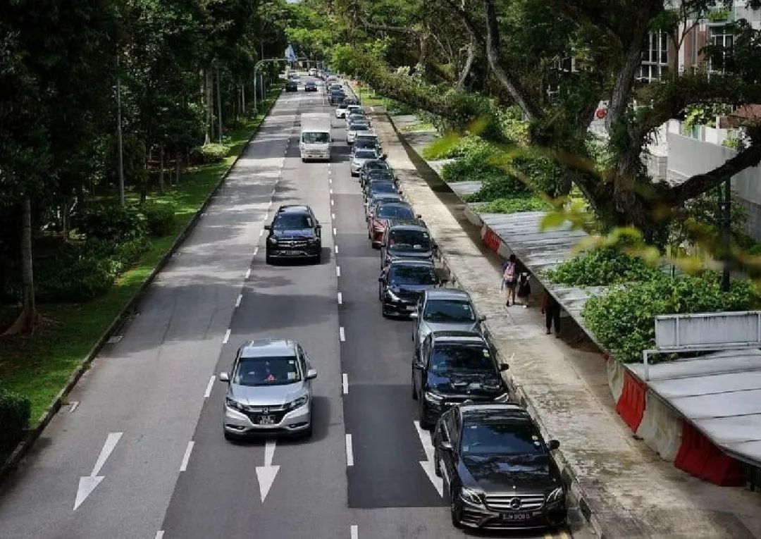 Peak-hour traffic congestion outside schools in Bukit Timah more  manageable, but long queue of cars remains, Singapore News - AsiaOne
