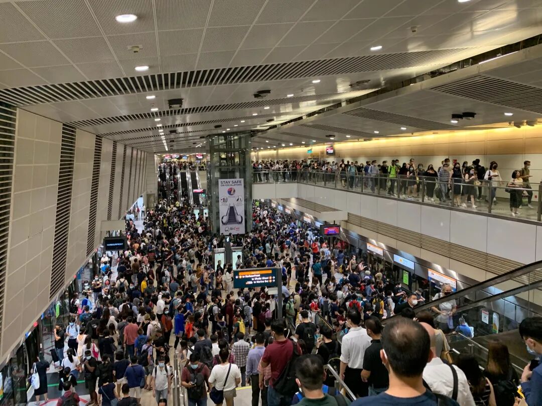 Bishan Circle Line MRT platform was filled with morning rush hour ...